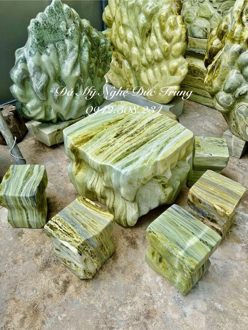Toàn cảnh bộ bàn đá nguyên khối tự nhiên dáng lũa với hình khối độc bản từ đá serpentine bàn đá nguyên khối tự nhiên dáng lũa toàn cảnh bộ bàn ghế đá serpentine