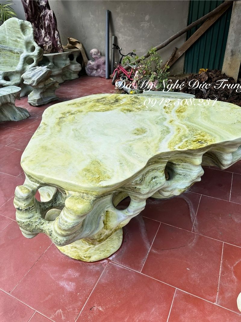 Phần cạnh bàn được lũa theo dáng đá tự nhiên, tạo nét độc đáo riêng biệt cạnh bàn đá nguyên khối tự nhiên được lũa thủ công theo dáng đá