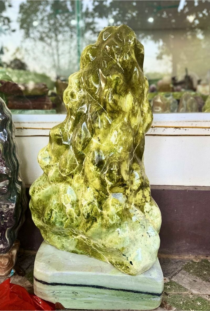 Viên đá ngọc serpentine màu xanh rêu đậm được đánh bóng tự nhiên Viên đá ngọc serpentine màu xanh rêu đậm