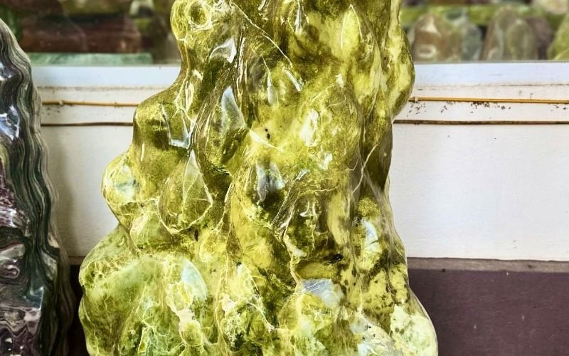 Đá Ngọc Serpentine: Nguồn Gốc Địa Chất, Năng Lượng Phong Thủy Và Ứng Dụng Trong Đời Sống