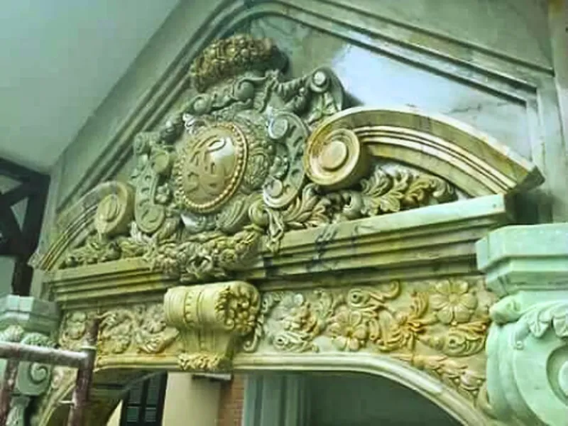 Phù điêu đỉnh mái vòm cửa