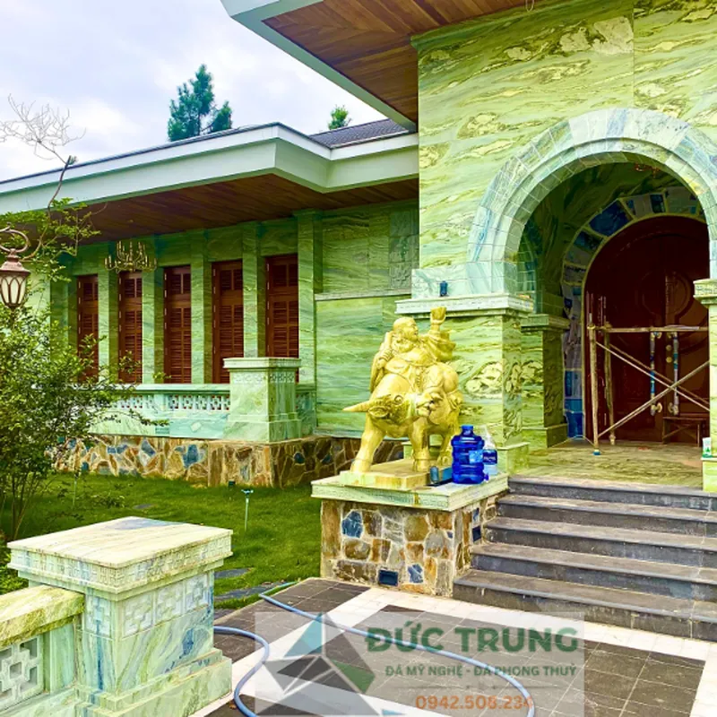 Biệt Thự Ốp Đá Ngọc Serpentin – Sang Trọng, Phong Thủy & Đẳng Cấp Trường Tồn