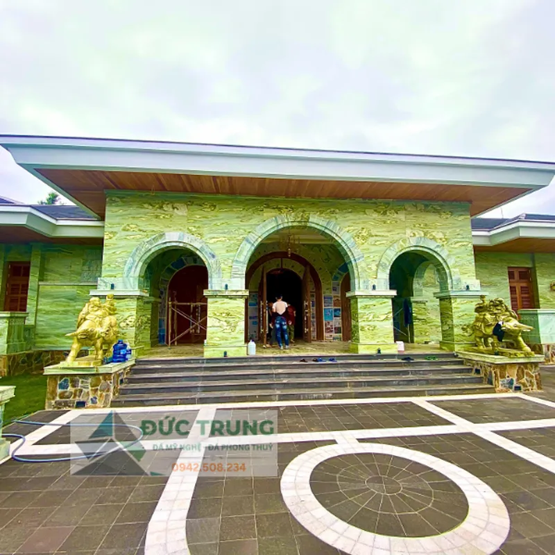 Biệt Thự Ốp Đá Ngọc Serpentin – Sang Trọng, Phong Thủy & Đẳng Cấp Trường Tồn