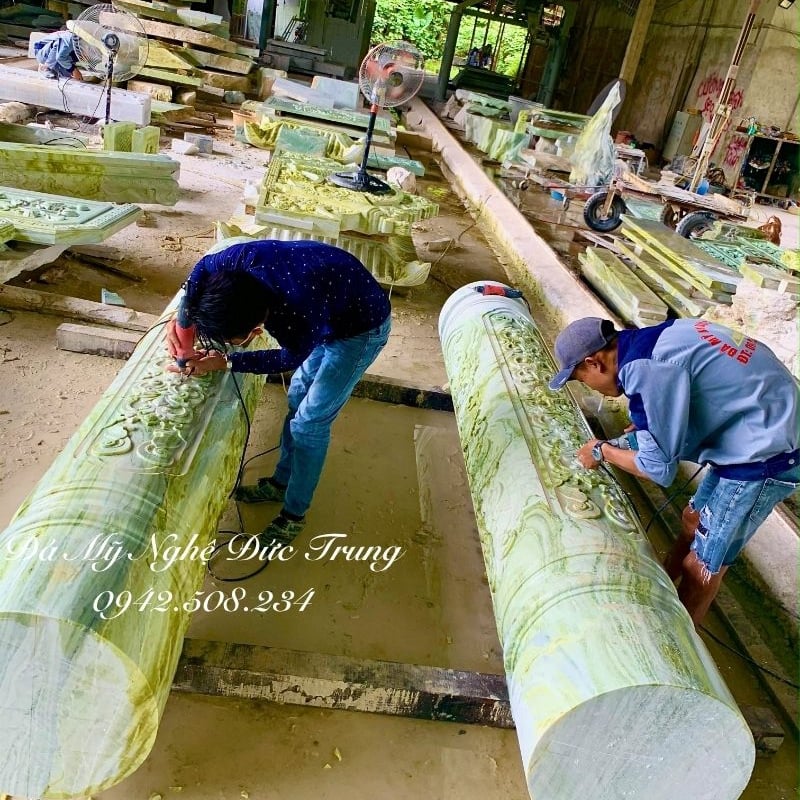 Cột đá đồng trụ tròn trạm khắc hoa văn tinh xảo