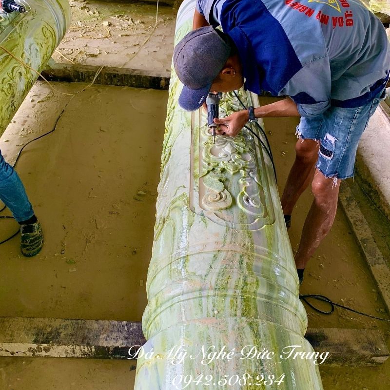 Cột đá đồng trụ tròn trạm khắc hoa văn tinh xảo