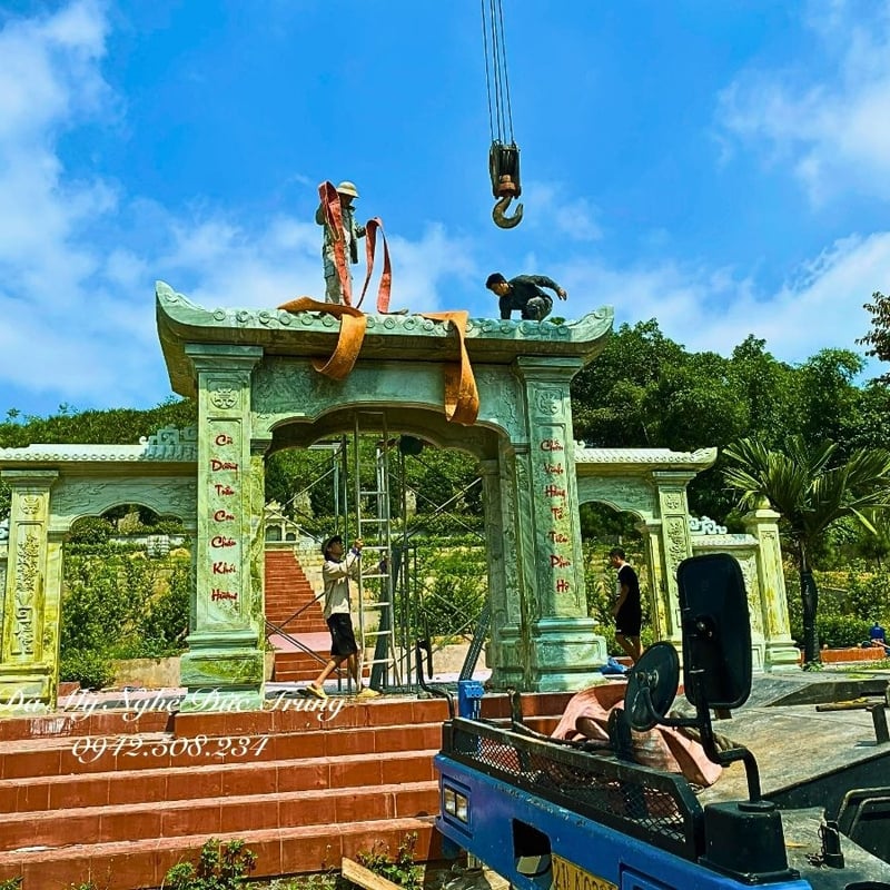 Mái Đao Cổng Tam Quan Đá Serpentine Tự Nhiên – Tinh Hoa Nghệ Thuật Đá Tâm Linh