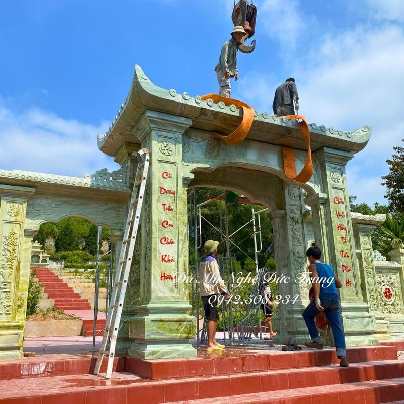 Mái Đao Cổng Tam Quan Đá Serpentine Tự Nhiên – Tinh Hoa Nghệ Thuật Đá Tâm Linh