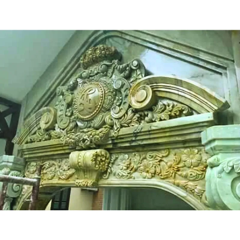 Phù điêu đỉnh mái vòm cửa