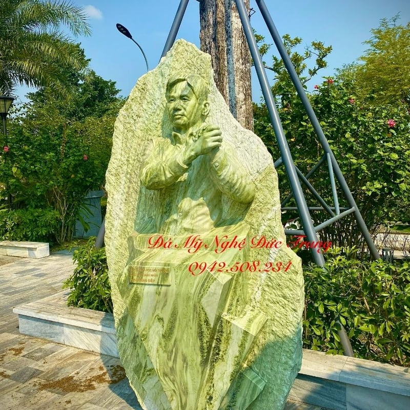 Tượng Chân Dung Bán Thân Đá Ngọc Serpentine Truyền Thần 3D – Phong Thái Lãnh Đạo