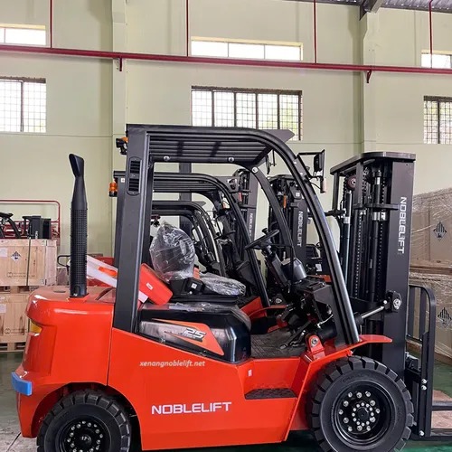 Xe nâng dầu 2500kg