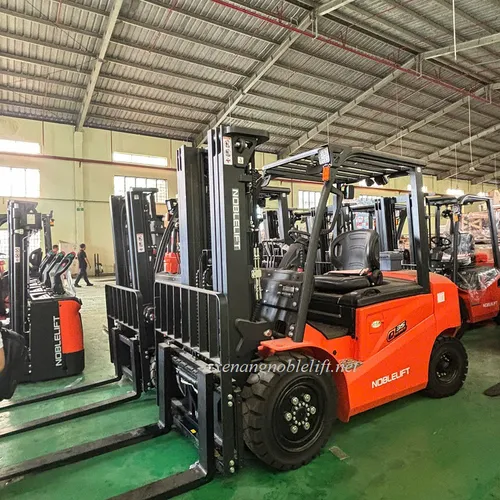 Xe nâng dầu 2500kg