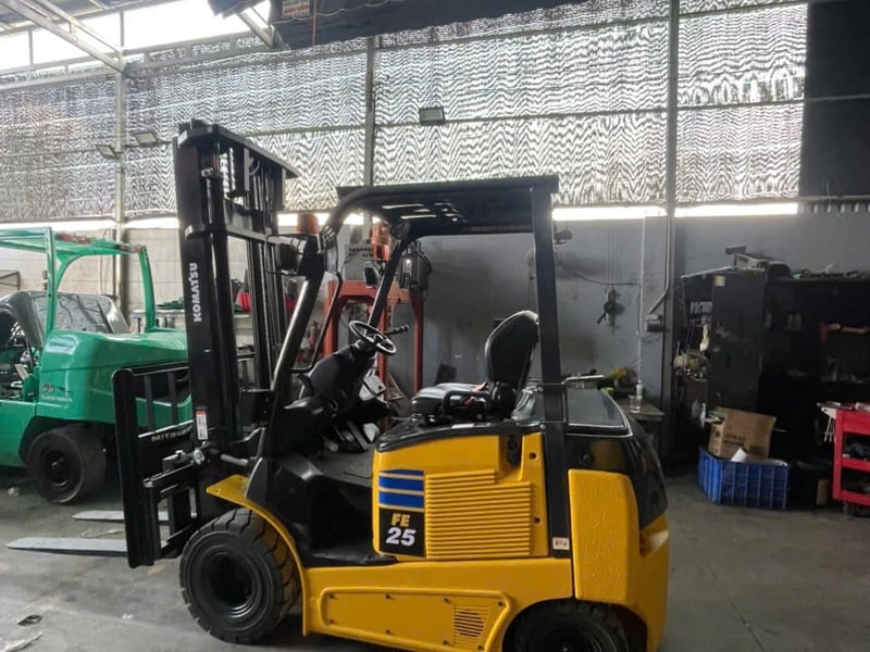 Xe nâng điện cũ Komatsu ngồi lái giá rẻ 