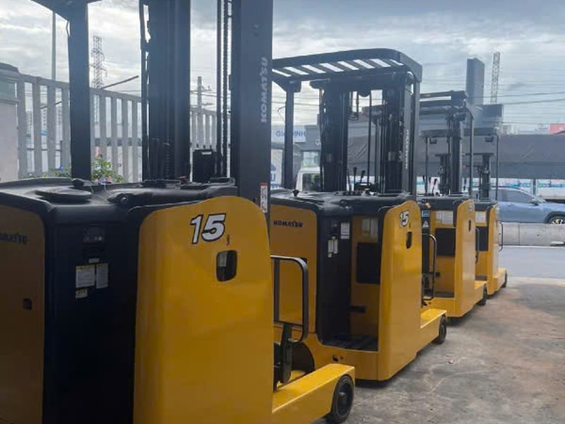 Xe nâng điện Komatsu đứng lái cũ giá rẻ 