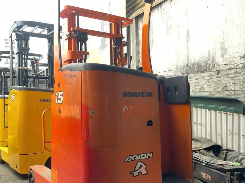 Xe nâng điện Komatsu cũ đứng lái 