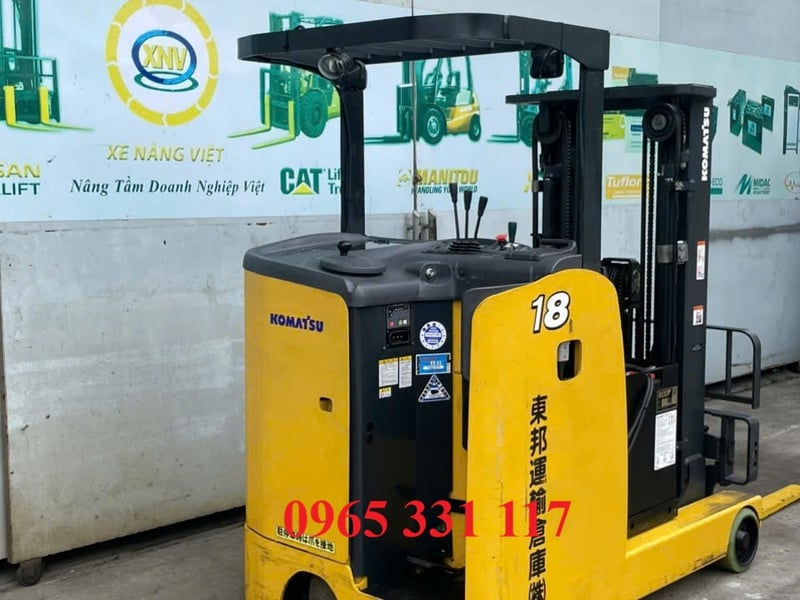 Xe nâng đứng lái Nhật chui container
