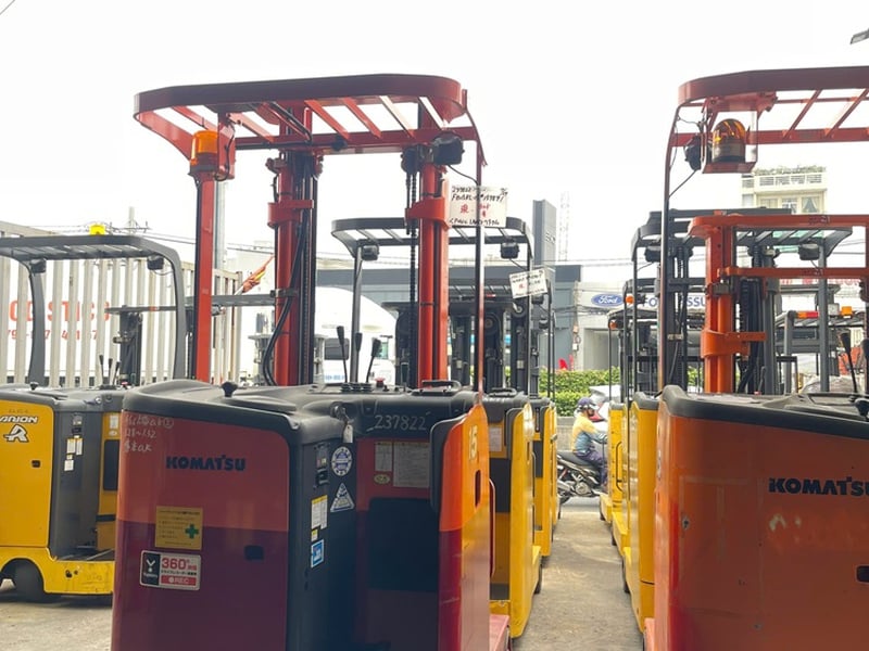 Xe nâng đứng lái qua sử dụng Nhật