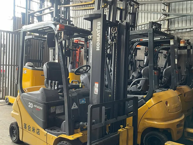 Xe nâng điện Komatsu bãi