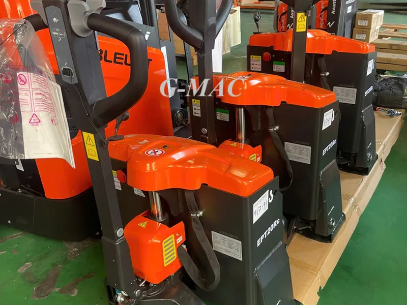 Xe nâng tay điện trong siêu thị