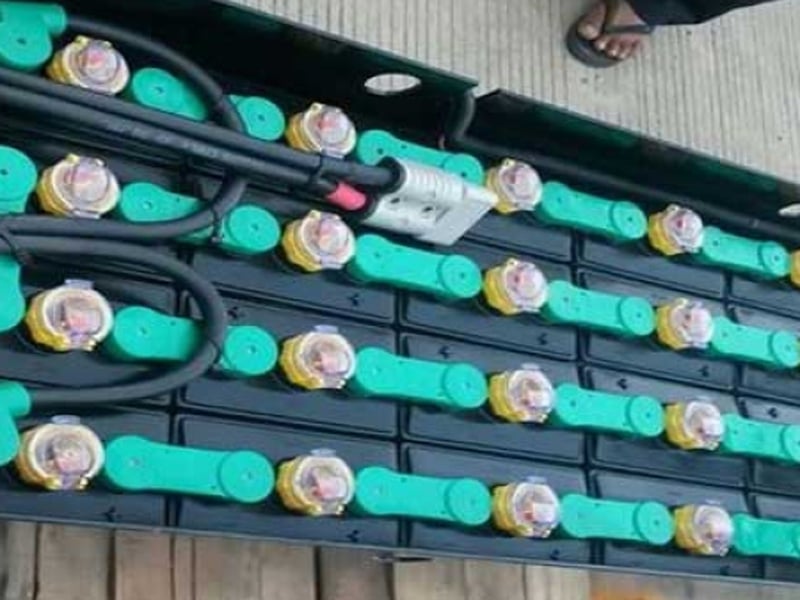 Mua bình điện xe nâng đứng lái 