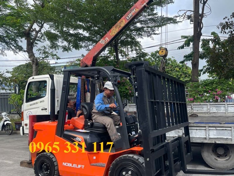 Xe nâng hàng mới tại HCM 