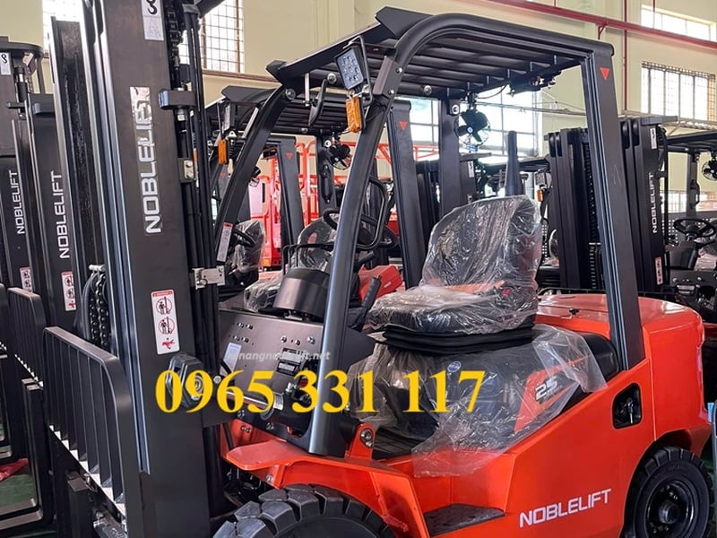 Xe nâng Nhật nâng pallet trong container