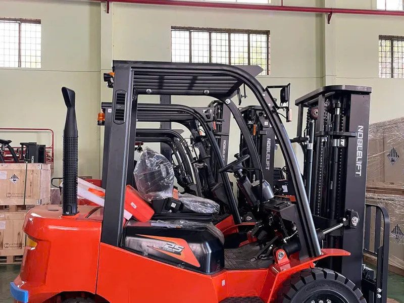 Xe nâng dầu mới giá rẻ chỉ bằng 40% xe Nhật