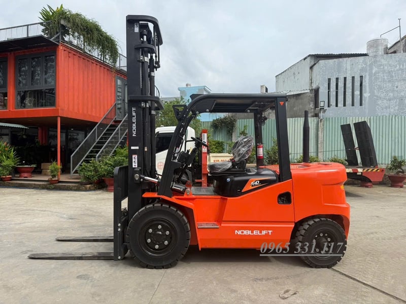 Xe nâng dầu nhập khẩu HCM 