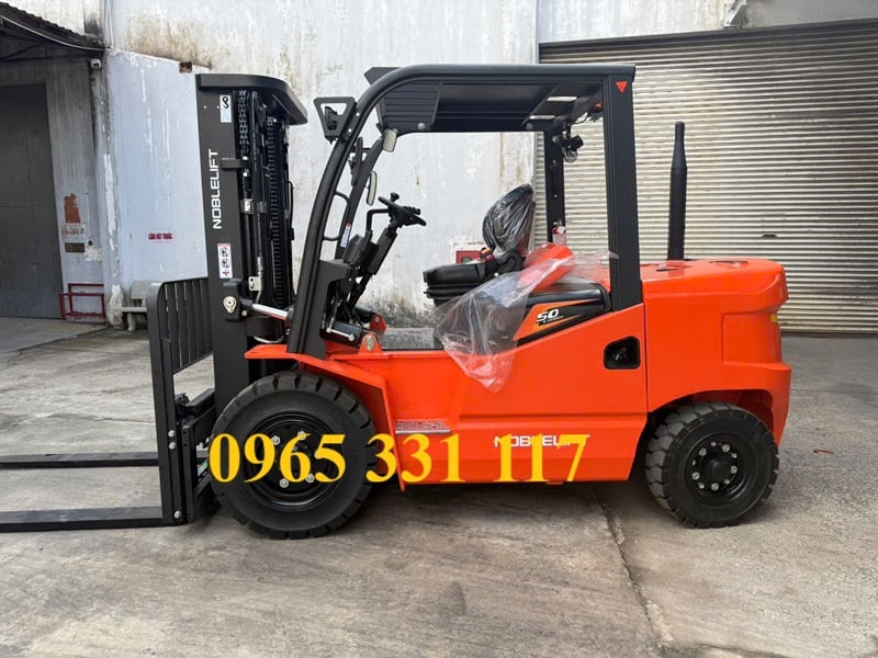Mua xe nâng dầu mới tại HCM 