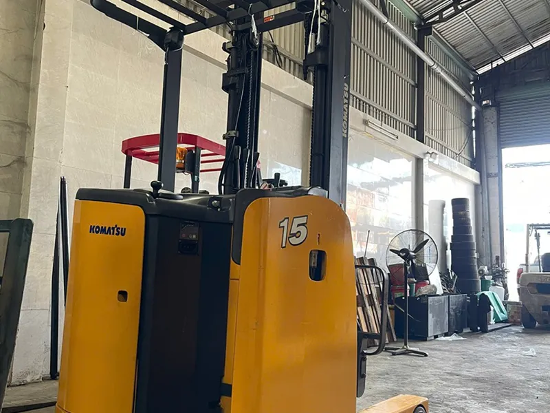 Xe nâng đứng lái cũ Nhật Bản