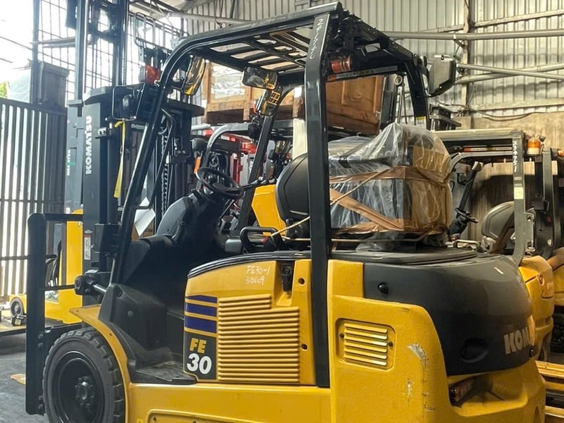 Xe nâng điện ngồi lái Komatsu 3 tấn cũ