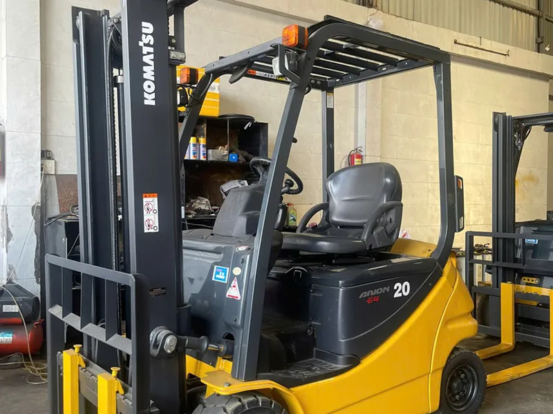 Xe nâng điện Komatsu ngồi lái bãi Nhật