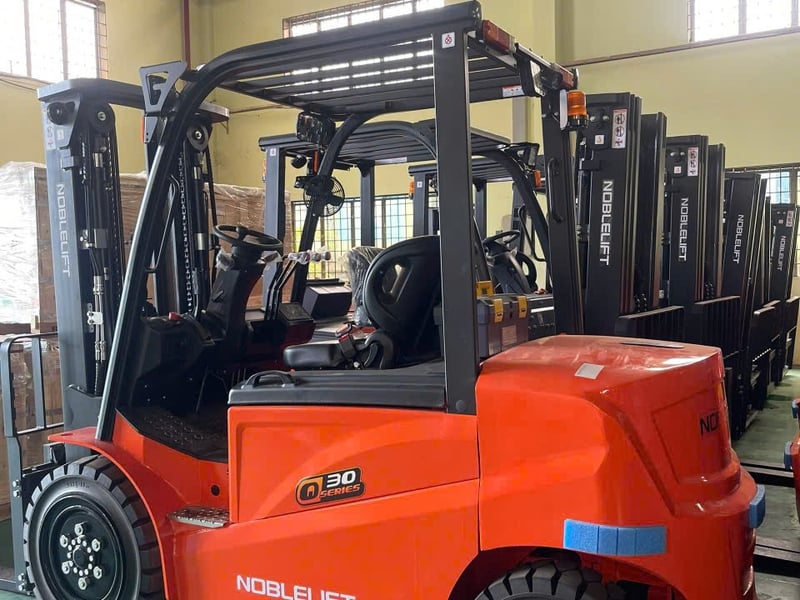 Xe nâng điện mới giá rẻ tại HCM