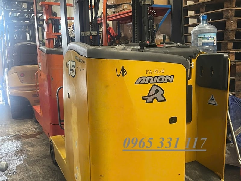 Xe nâng đứng lái cũ