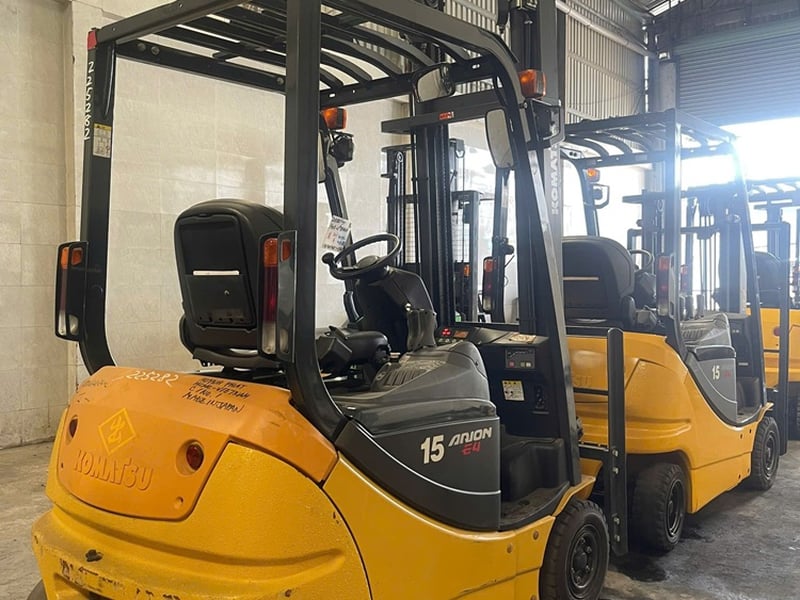 Xe nâng Komatsu ngồi lái bãi