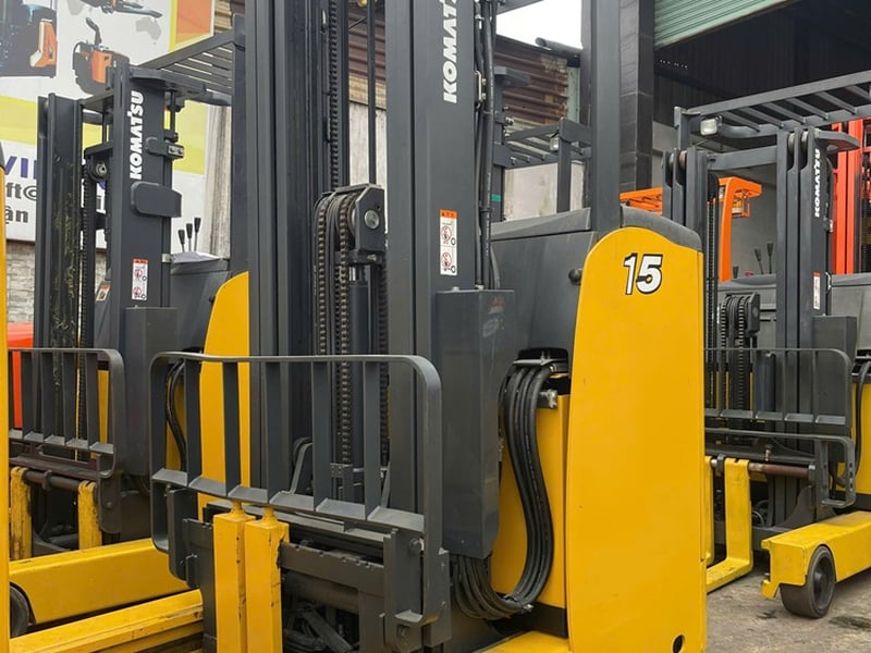 Xe nâng điện đứng lái bãi