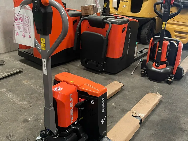 Xe nâng pin Lithium thấp chạy điện mới