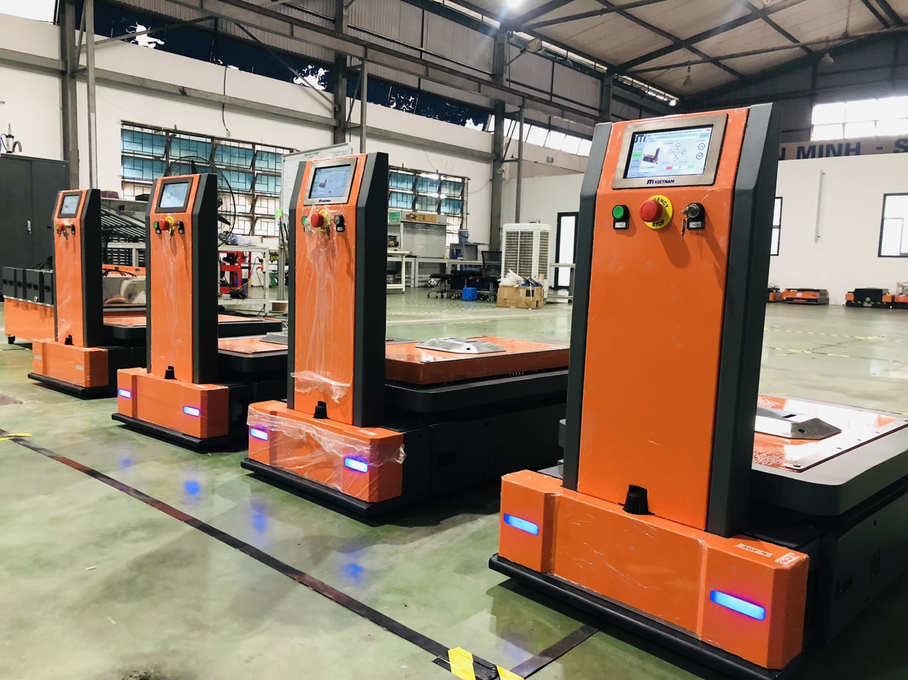 Robot vận chuyển hàng hóa giúp loại bỏ lỗi do con người, đảm bảo hàng hóa được vận chuyển đến đúng địa điểm, đúng thời gian. Robot vận chuyển hàng hóa giúp loại bỏ lỗi do con người, đảm bảo hàng hóa được vận chuyển đến đúng địa điểm, đúng thời gian.