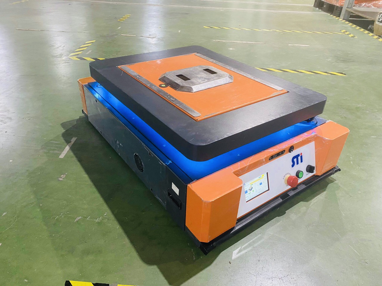 Khi pin yếu, AGV sẽ tự động di chuyển đến trạm sạc và sạc đầy, đảm bảo khả năng vận hành liên tục 24/7. Khi pin yếu, AGV sẽ tự động di chuyển đến trạm sạc và sạc đầy, đảm bảo khả năng vận hành liên tục 24/7.