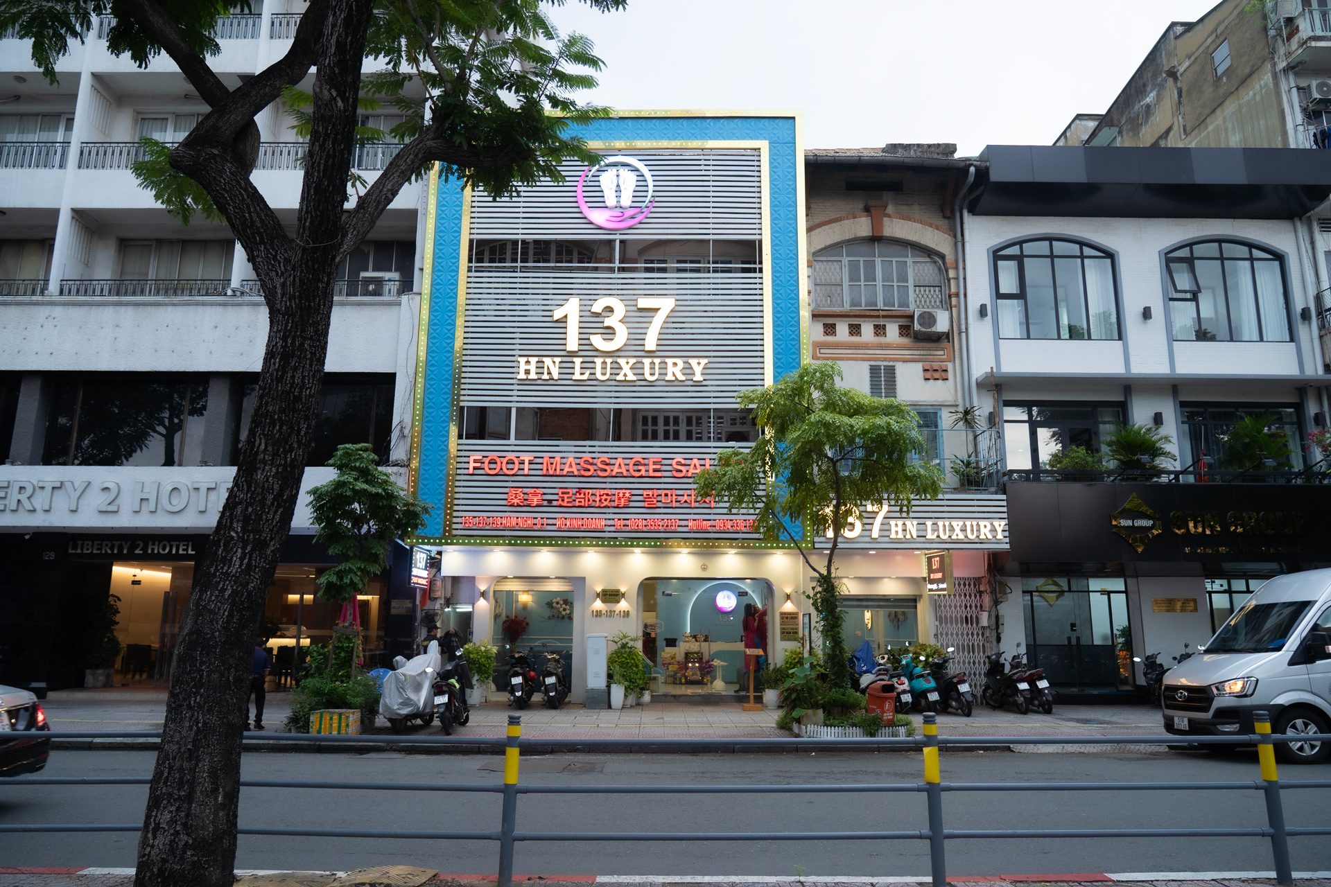 Massage chân gần phố đi bộ.