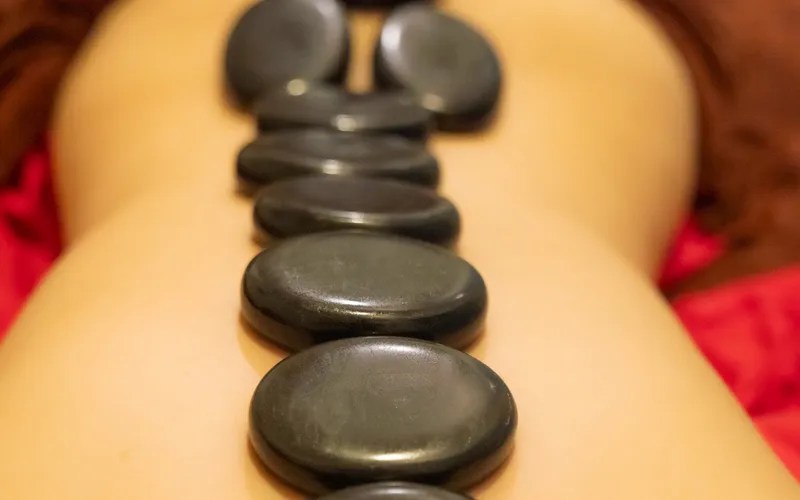 Nghi Thức Thư Giãn Đỉnh Cao: Trải Nghiệm Massage Body Đá Nóng Sài Gòn Đẳng Cấp 5 Sao Tại 137 Hàm Nghi Luxury