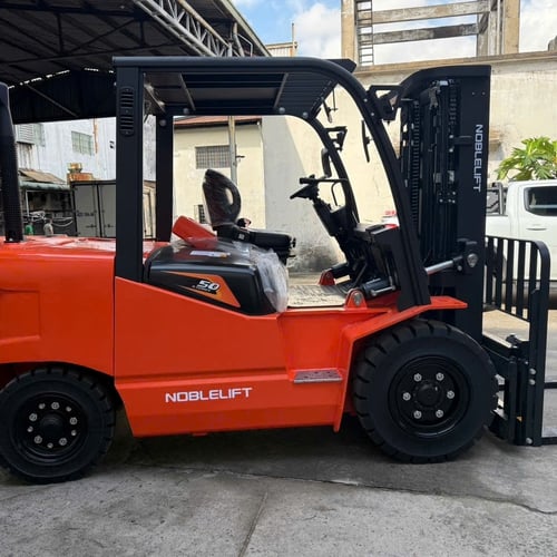 Xe nâng 5 tấn