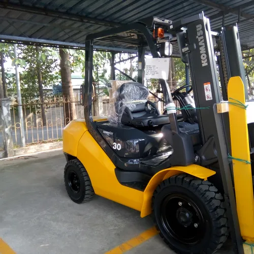 xe nâng komatsu FD30T-17