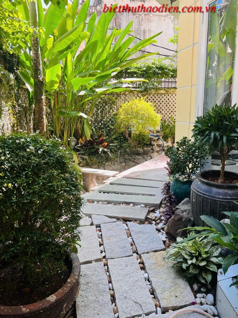 Không gian sân vườn nhỏ xinh của villa Thảo Điền Không gian sân vườn nhỏ xinh của villa Thảo Điền