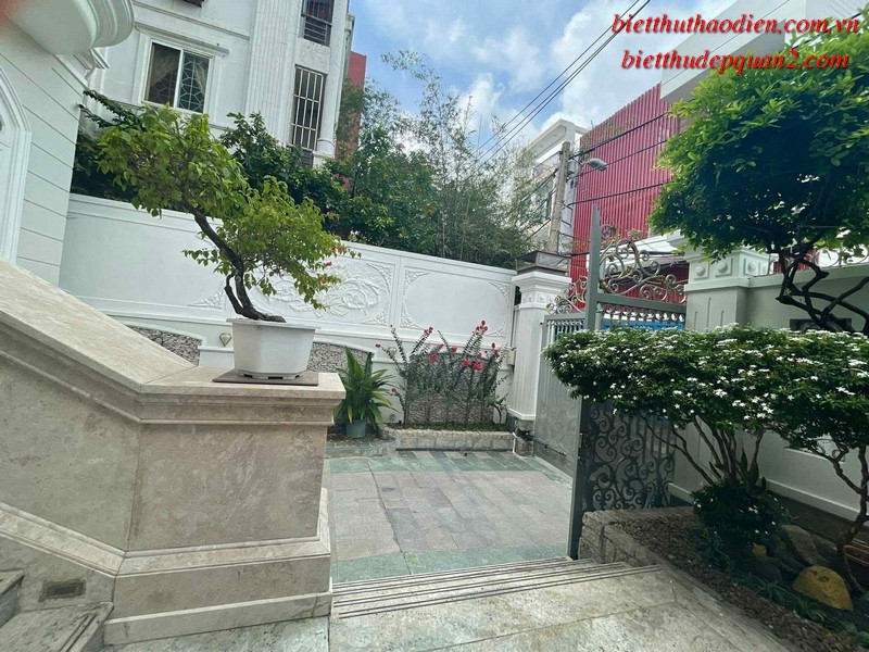 Bán biệt thự Thảo Điền mặt tiền, hồ bơi, sân vườn, 360m²