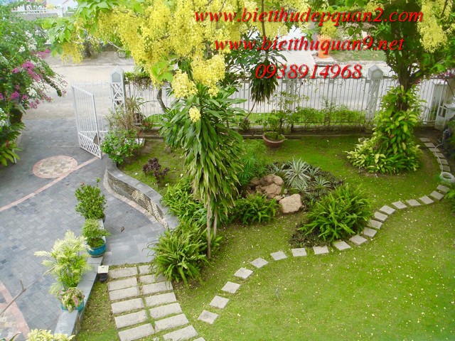 sân vườn trước của biệt thự