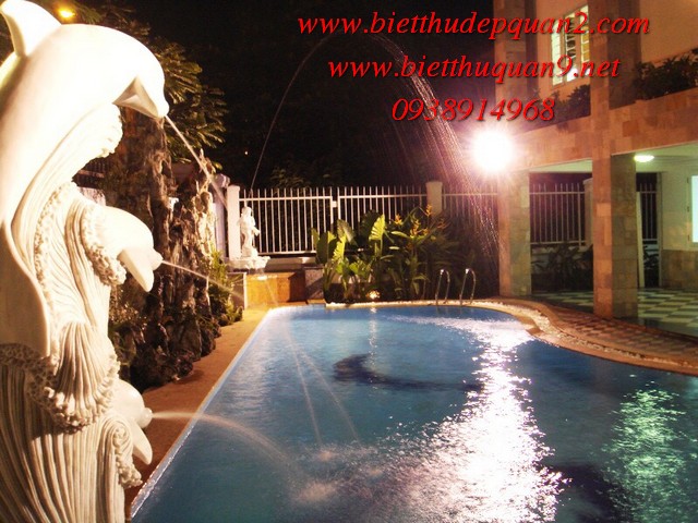 Hồ bơi phía sau biệt thự