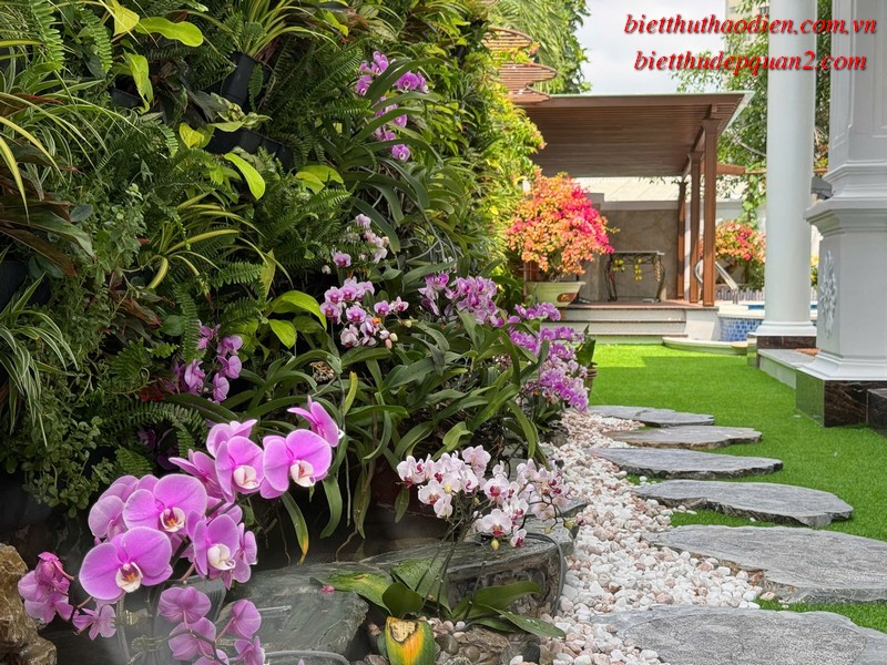 Sân tennis trong khu compound Thảo Điền Sân tennis trong khu compound Thảo Điền