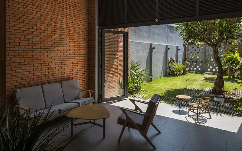 Ngôi nhà xây Gạch Mộc giúp không gian gần gũi với thiên nhiên.