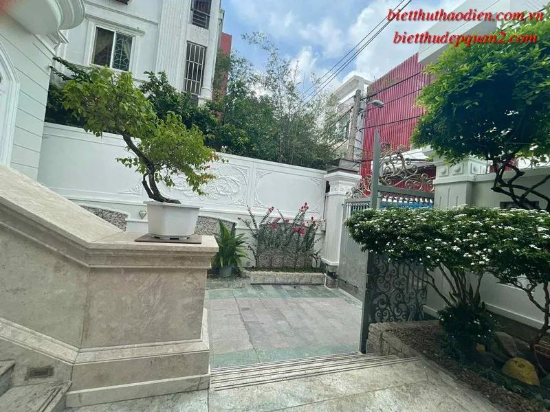 Bán biệt thự Thảo Điền mặt tiền, hồ bơi, sân vườn, 360m²