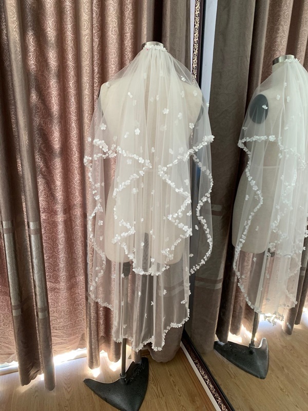 Voan ngắn giúp tổng thể gọn gàng, nhẹ nhàng và dễ di chuyển. Voan ngắn giúp tổng thể gọn gàng, nhẹ nhàng và dễ di chuyển.